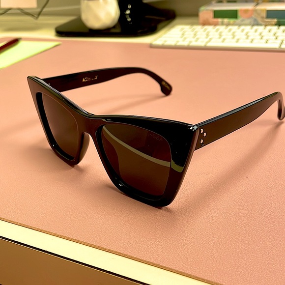 Woman’s Ashbury Sunglasses - Black - Picture 1 of 2